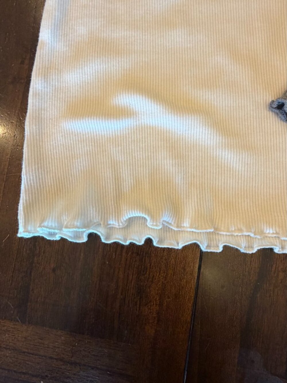 NWT Cream & Gray Scalloped Lace Trim Tank Top Stretch Comfy, Size Large - Picture 8 of 11
